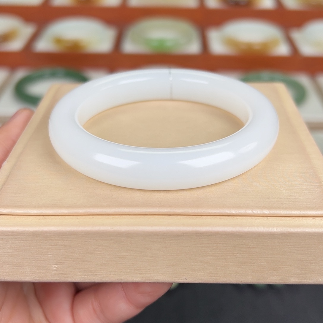 一***鱼和田玉未镶嵌手镯白玉