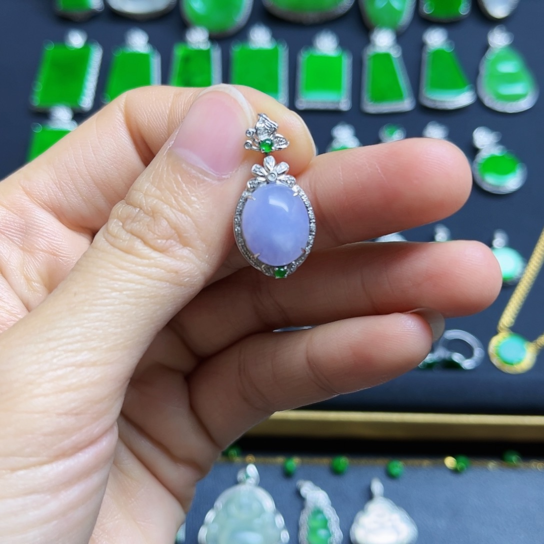 翡翠18K金镶嵌颈饰