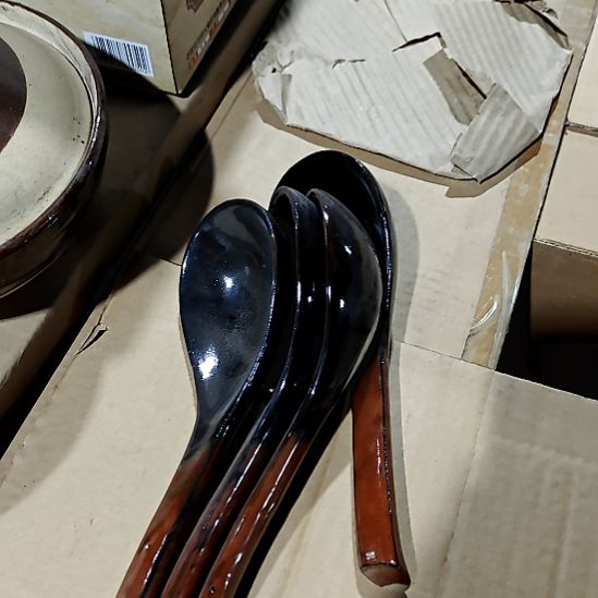 摆件盘子碗茶壶啥都有