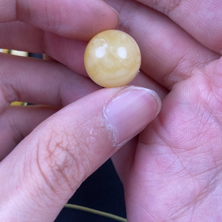 未镶嵌琥珀裸石微瑕86