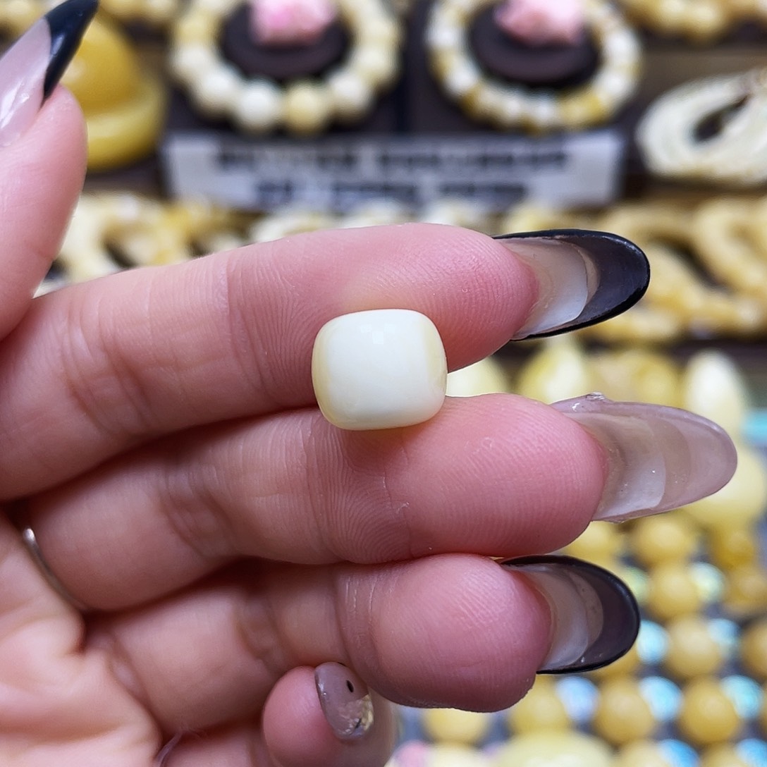 琥珀珠宝奇石未镶嵌10.9*9.4mm皮色