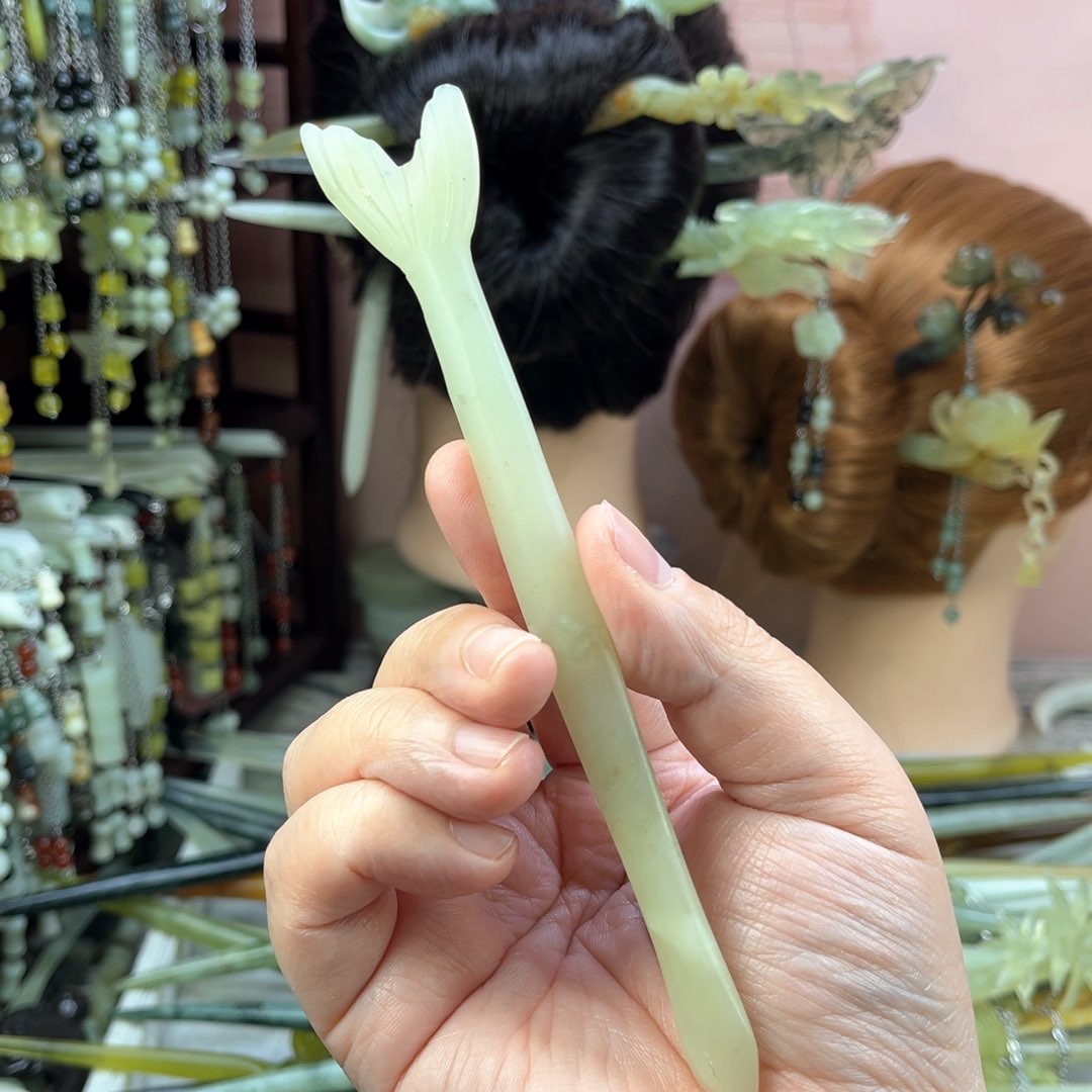 蛇纹石玉发饰未镶嵌那****》长度15.5厘米左右
