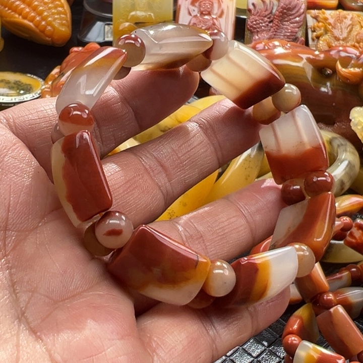 石英质玉（黄龙玉）颈饰未镶嵌