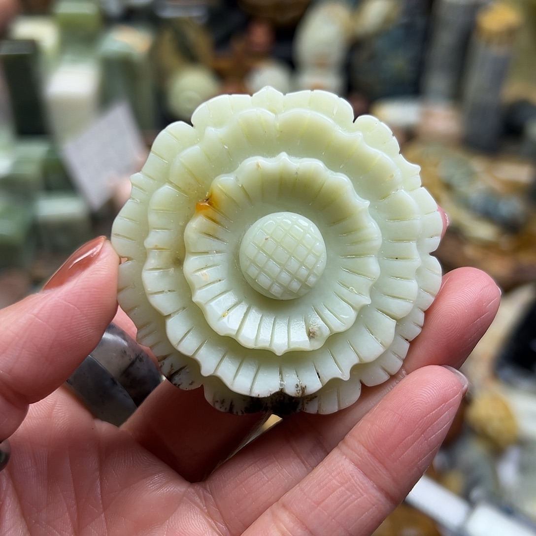 岫玉未镶嵌颈饰辽阳料太阳花