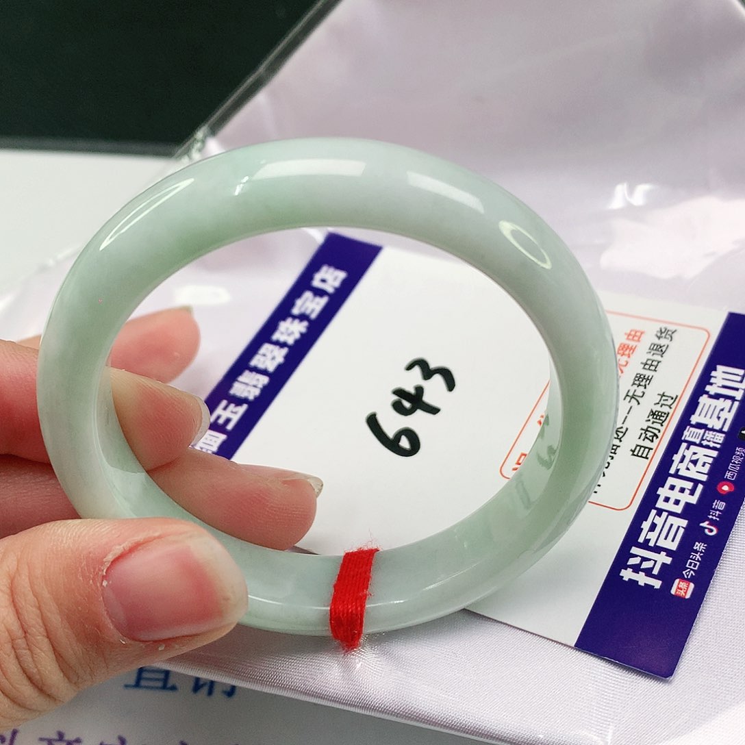 翡翠手镯未镶嵌翡翠