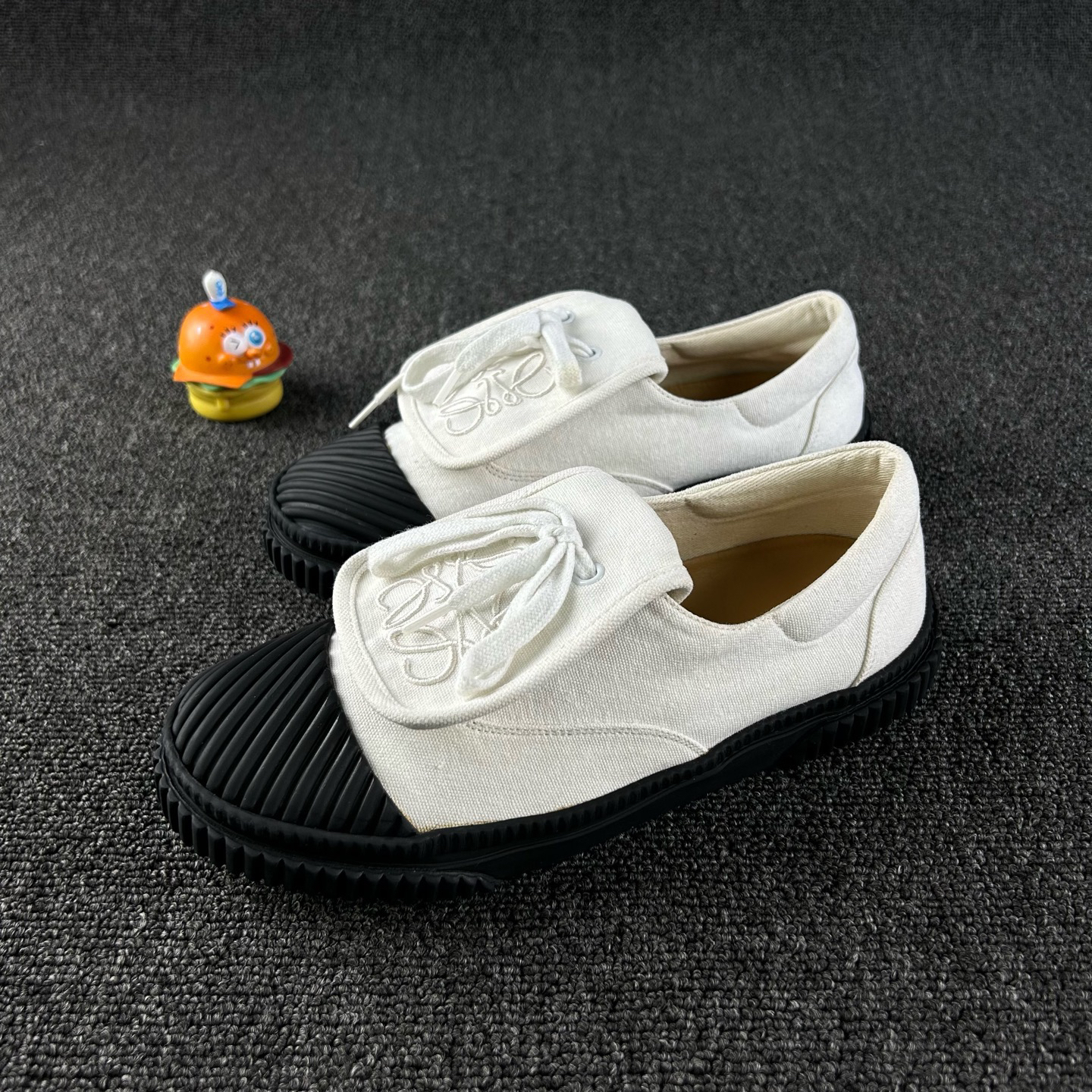 95新 LOEWE/罗意威 黑白饼干鞋37码 HB4990