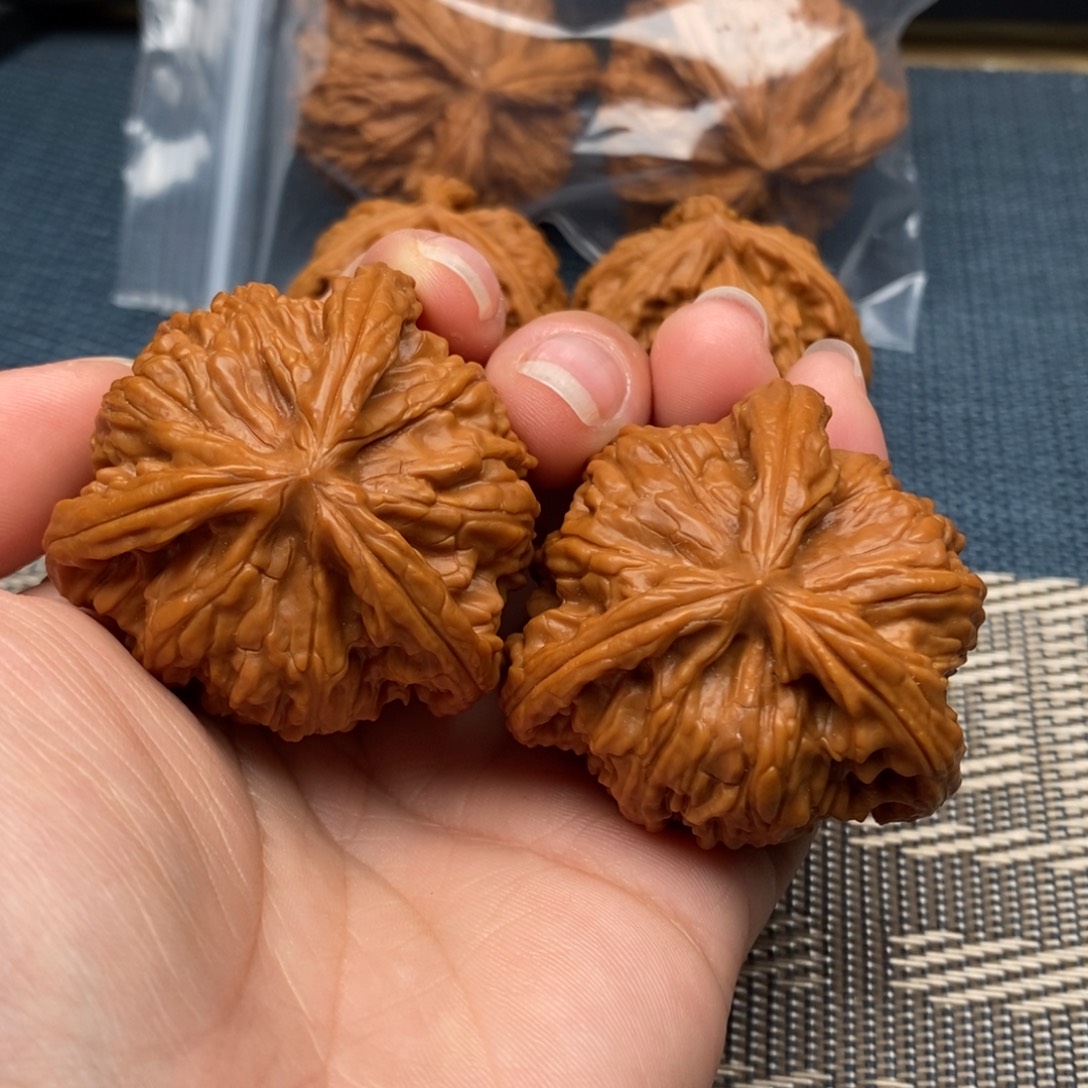 6***。文玩核桃吊坠三棱