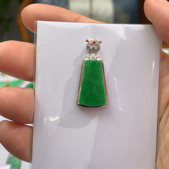 翡翠颈饰18K金镶嵌家**贝翡翠吊坠