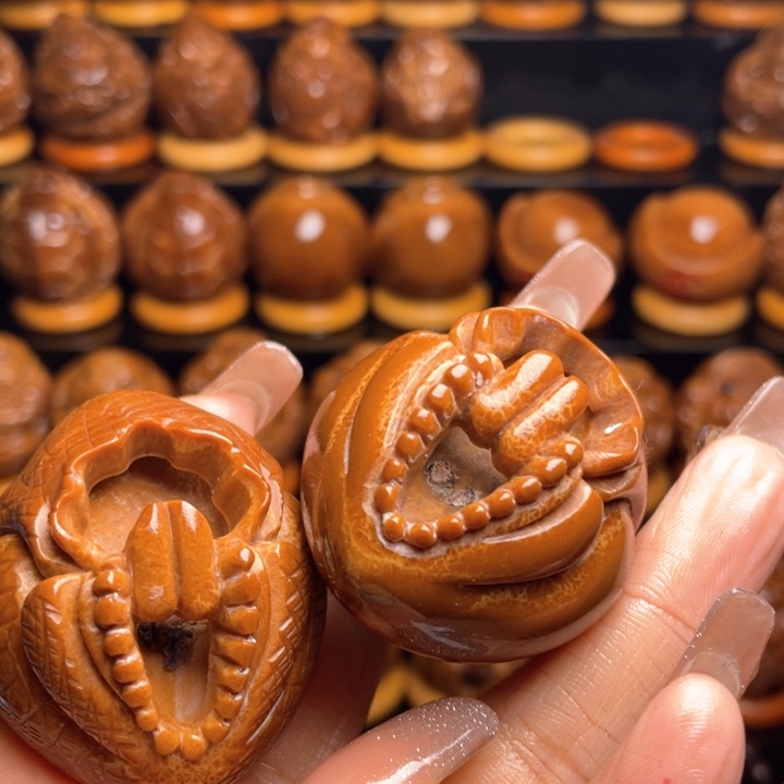 橄榄核把件彩**头橄榄雕刻