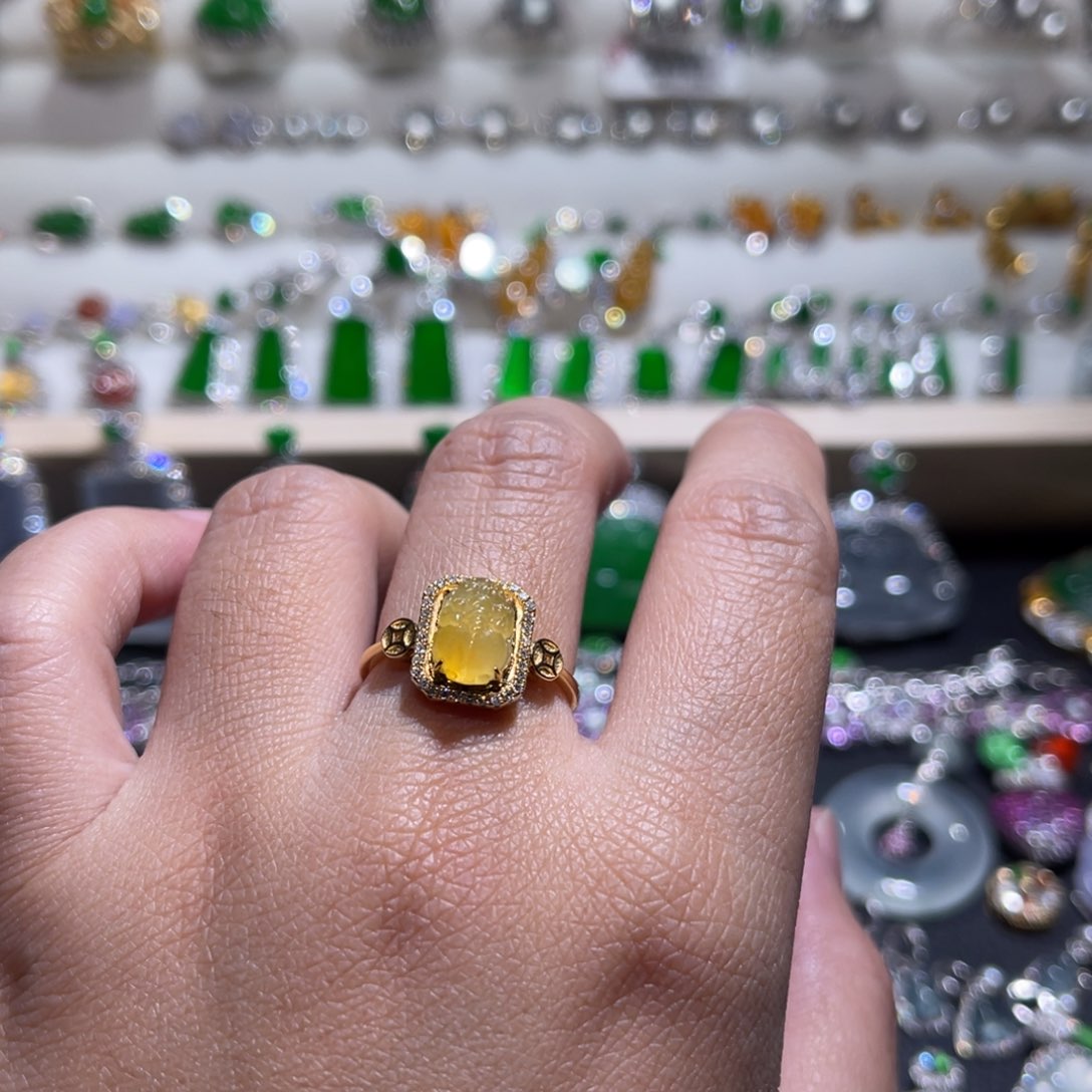 翡翠戒指18K金镶嵌黄翡貔貅戒指