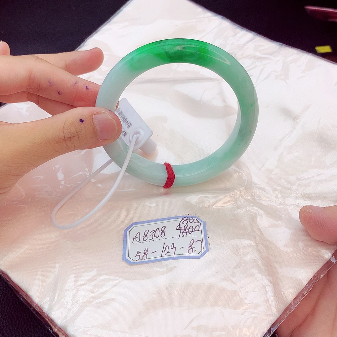 翡翠手镯未镶嵌翡翠