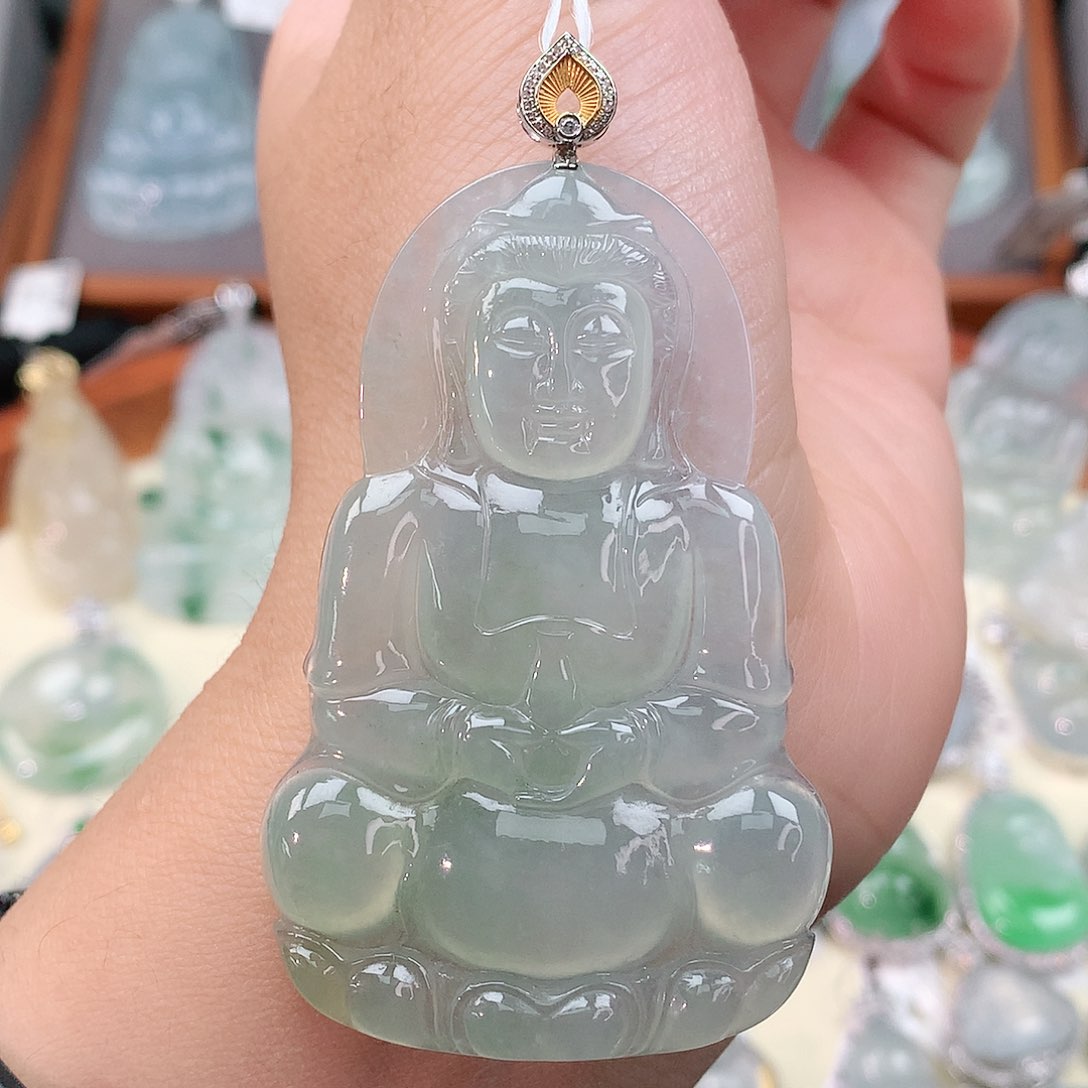 颈饰18K金镶嵌翡翠观音