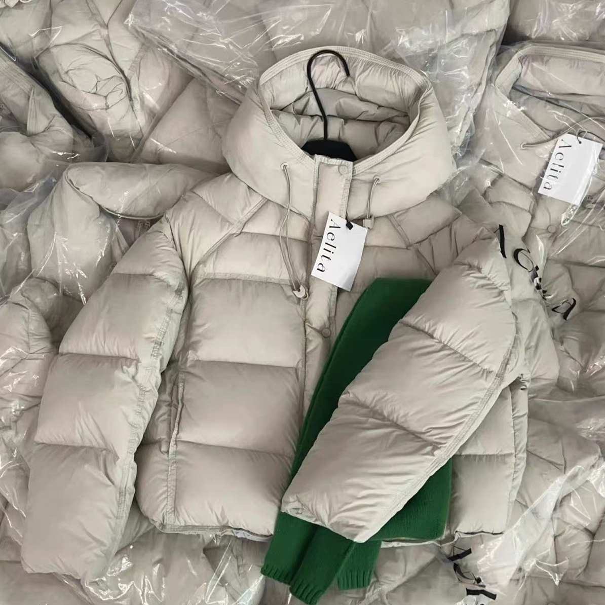 Coco 短款韩系简约连帽泡芙羽羽