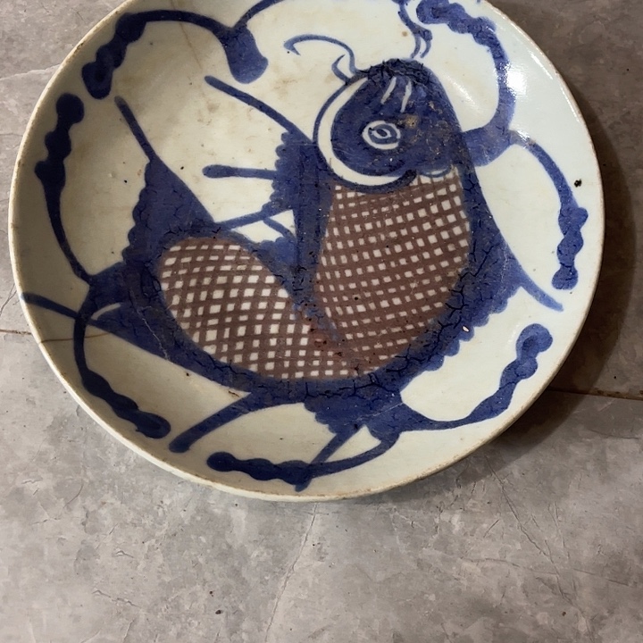 摆件青花鱼盘有残了的