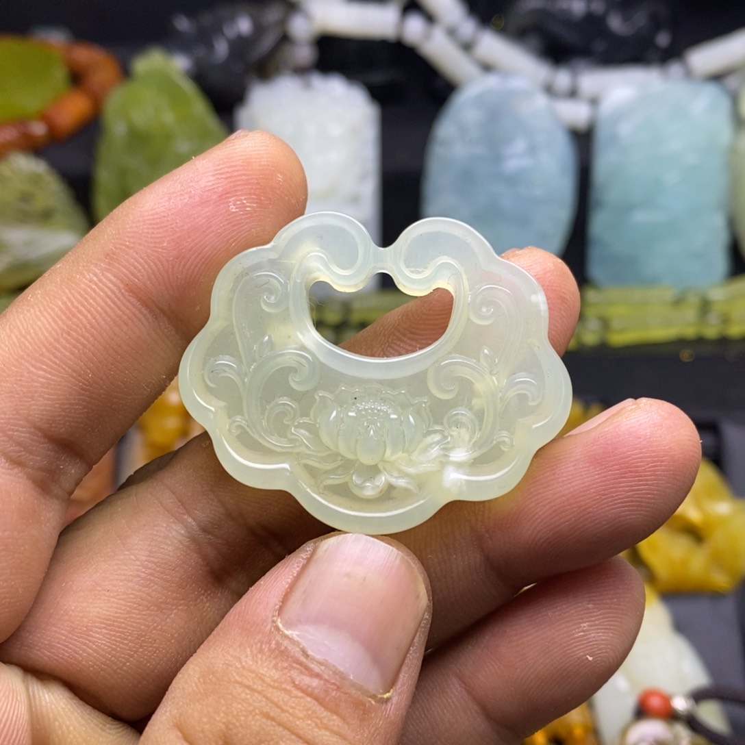 蛇纹石玉颈饰未镶嵌