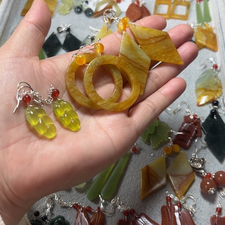 蛇纹石玉合金耳饰