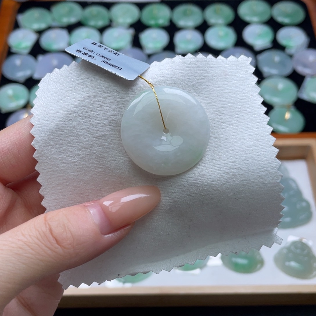 翡翠未镶嵌颈饰平安扣