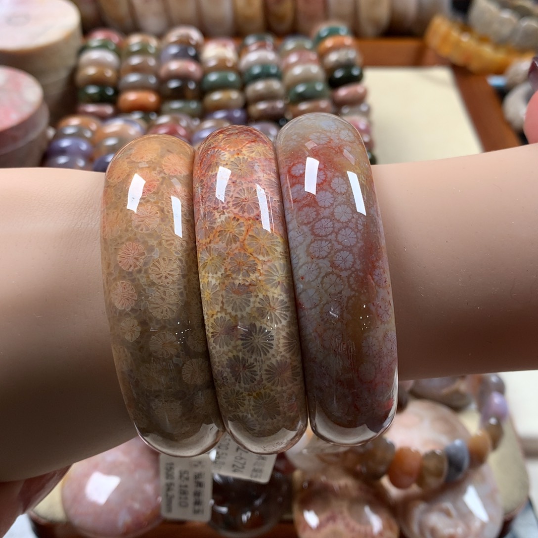 硅化珊瑚（珊瑚玉）手镯54～55圈口1500/个。可挑。未镶