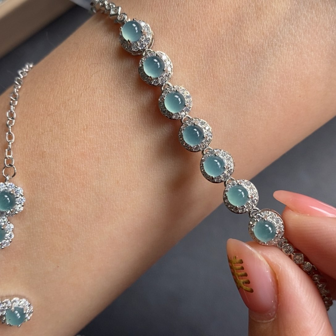 翡翠颈饰未镶嵌翡翠