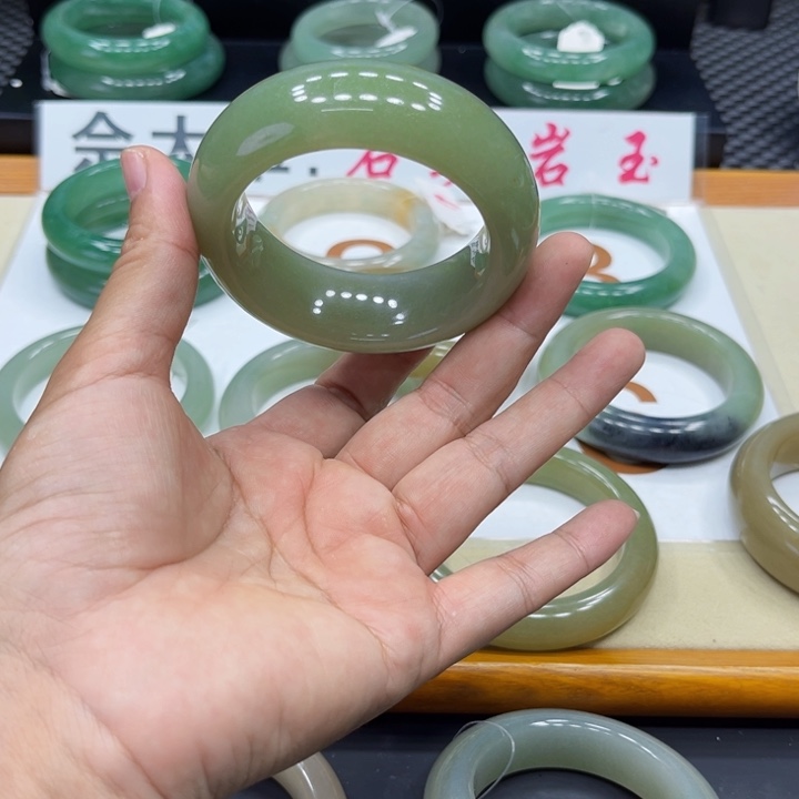 石英质玉手镯未镶嵌做****诚