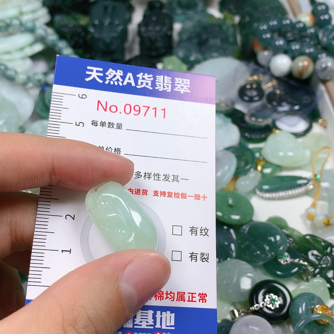 翡翠颈饰未镶嵌天然翡翠