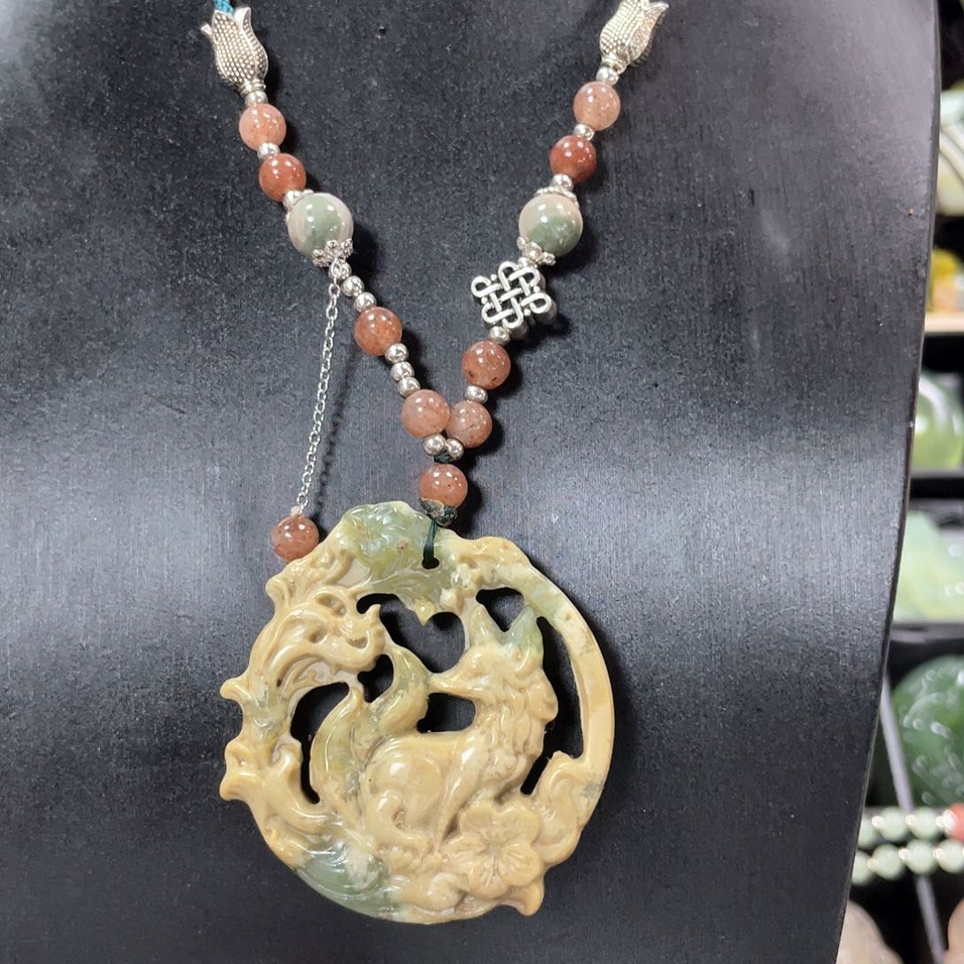 蛇纹石玉颈饰未镶嵌