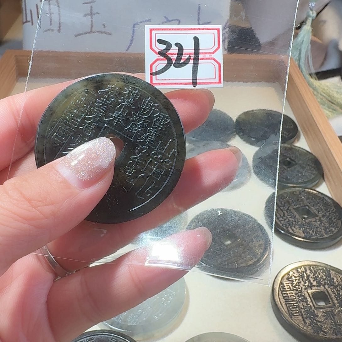 蛇纹石玉颈饰合金精美礼品