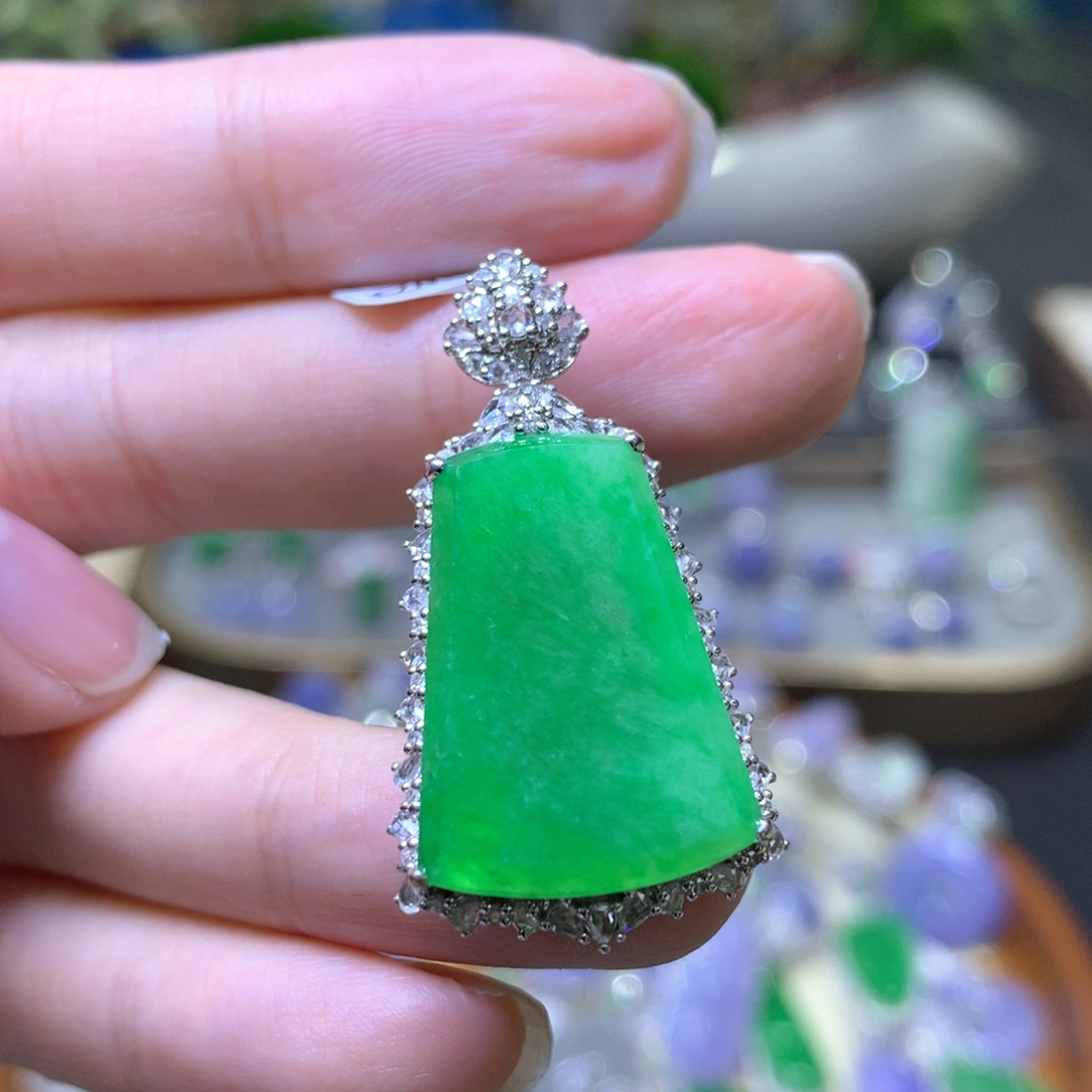 【闪购商品】翡翠颈饰18K金镶嵌翡翠吊坠项链