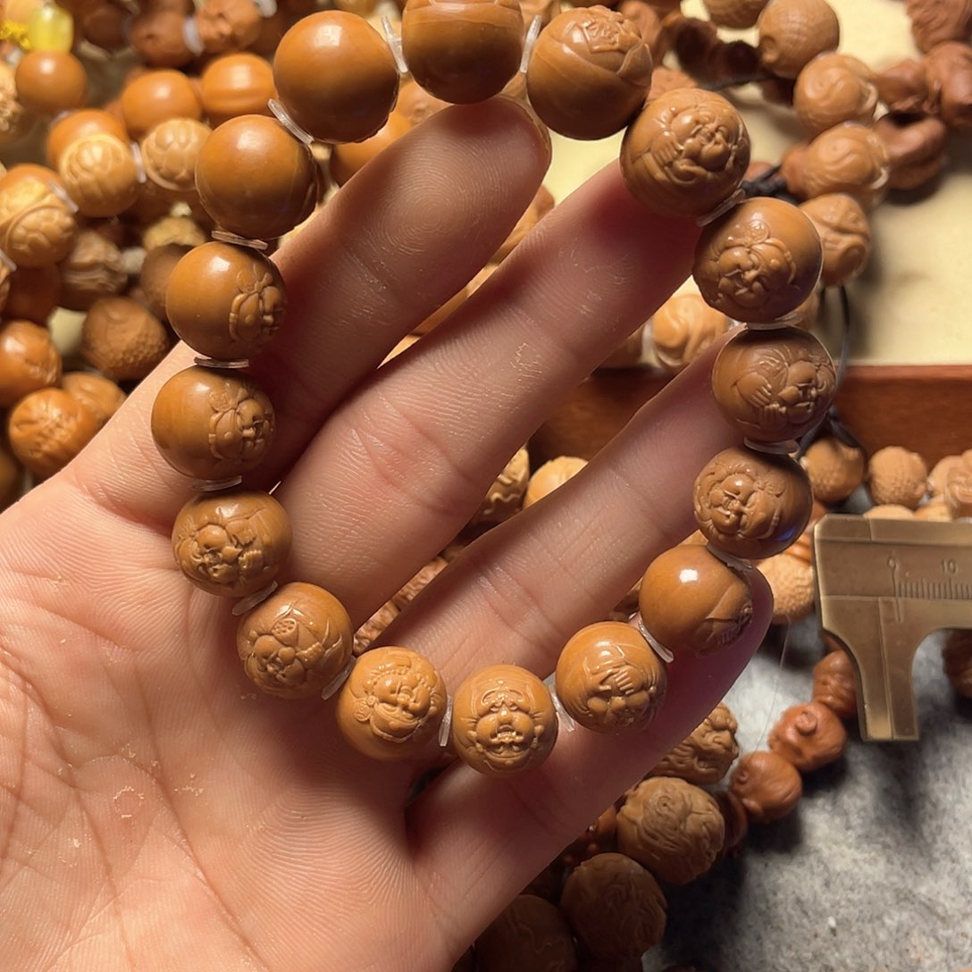 猴头核桃雕刻光珠横财神