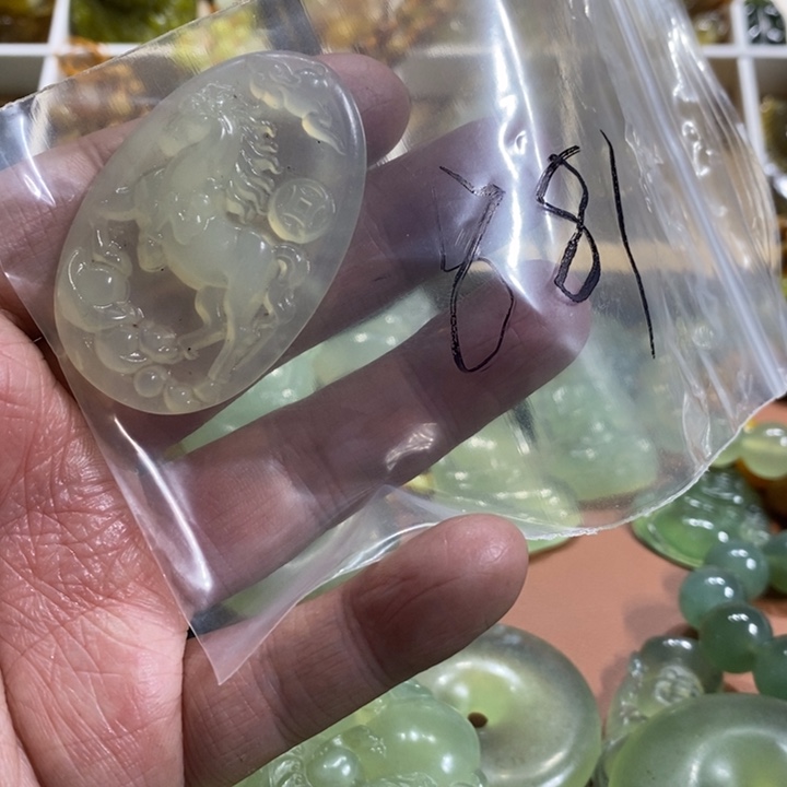 蛇纹石玉颈饰未镶嵌