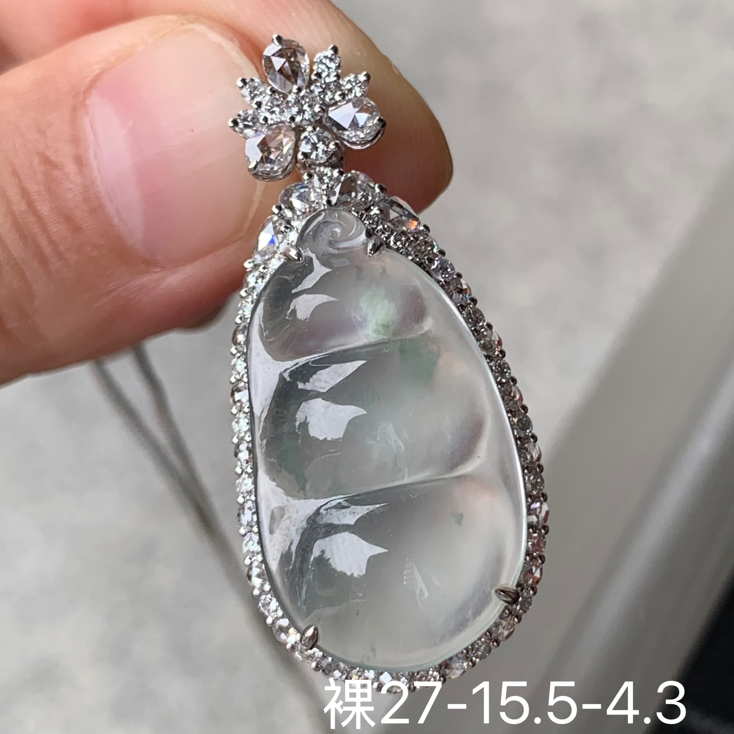 高冰飘花福豆天然翡翠吊坠 镶嵌精致 女生配饰