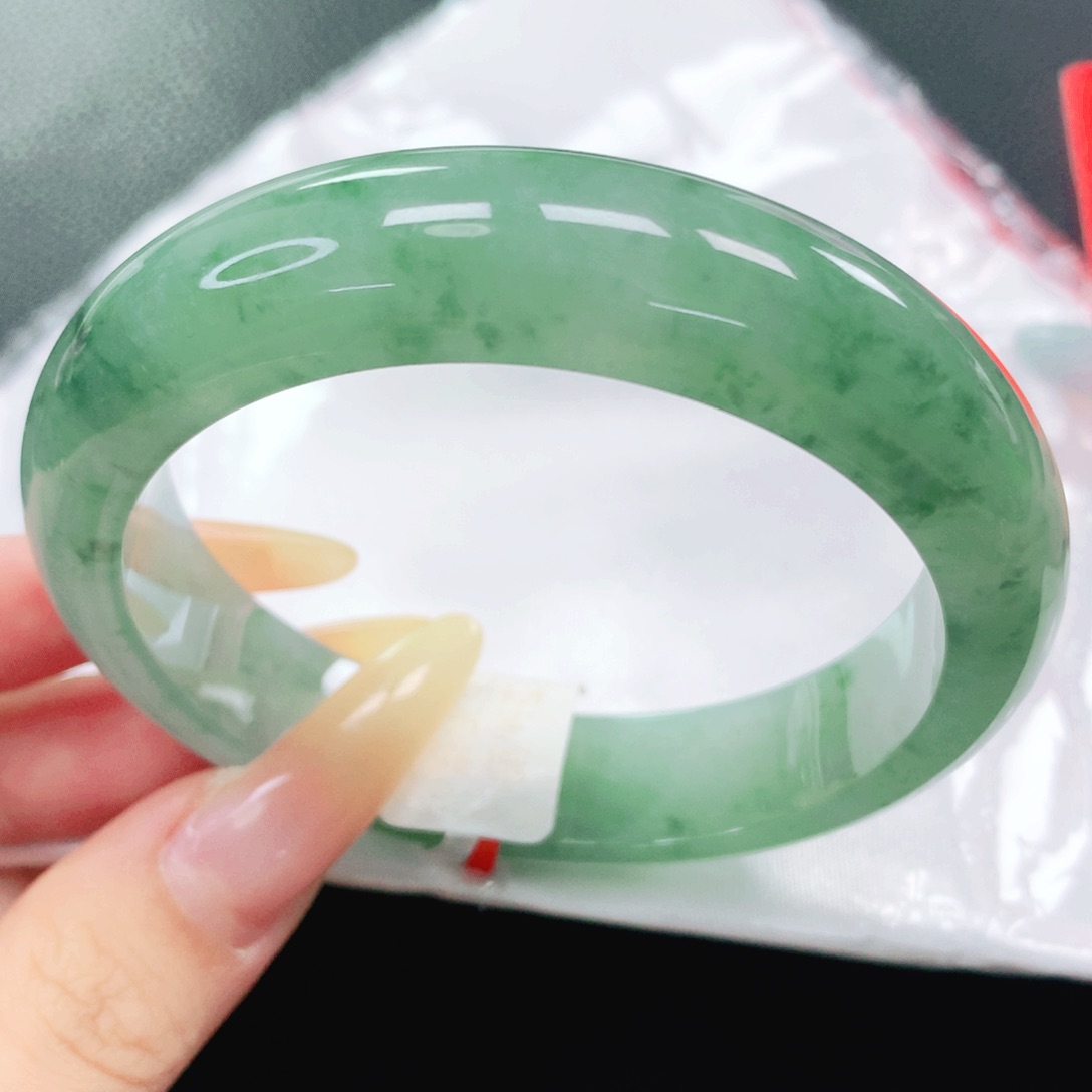 翡翠手镯未镶嵌57。