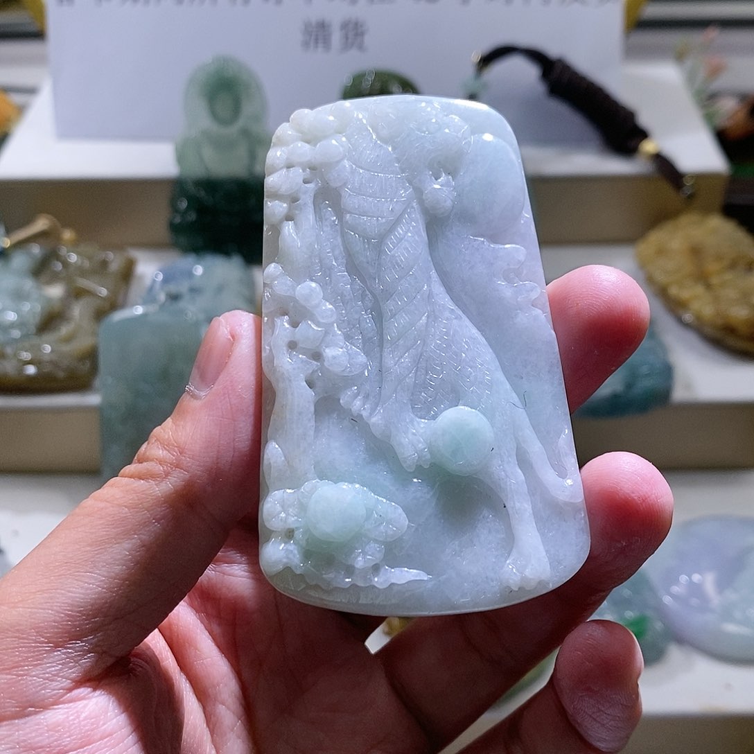 【闪购商品】翡翠颈饰未镶嵌上山虎