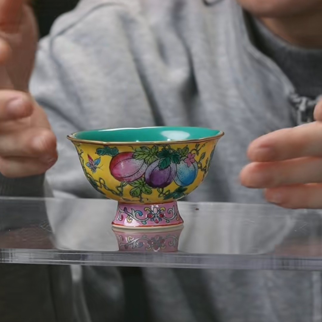 D内松石绿釉外黄地粉彩瓜瓞绵绵纹杯