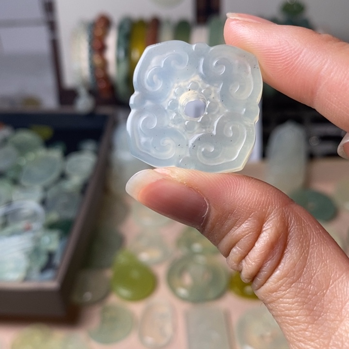 蛇纹石玉颈饰未镶嵌