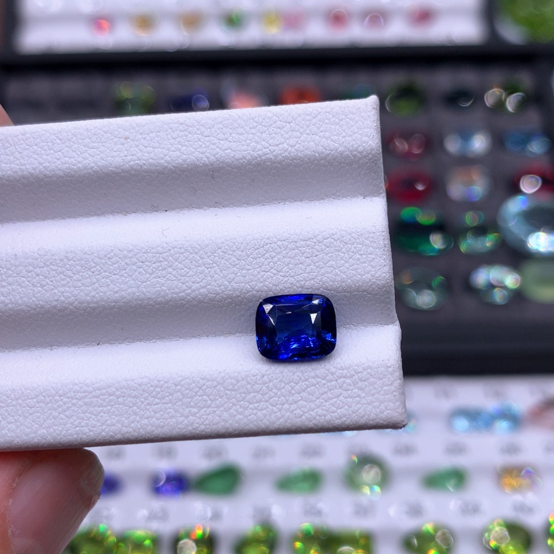 蓝宝石裸石未镶嵌