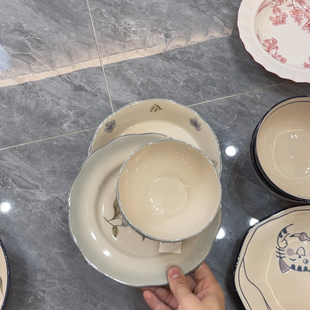 陶瓷微瑕餐具介意勿拍，满18飞！