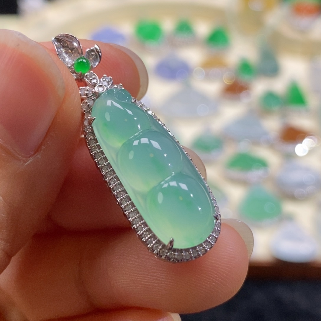 翡翠18K金镶嵌颈饰