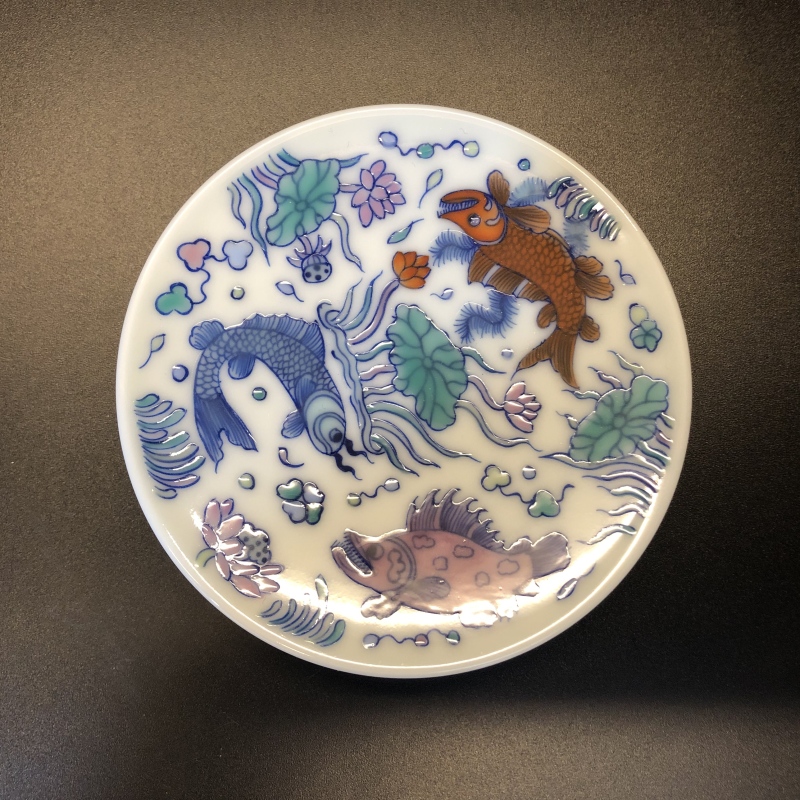 12.22/N500360/00366/青花斗彩鱼澡纹盖置/直径8.8/高1.5