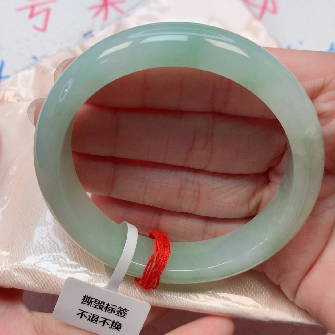 翡翠手镯未镶嵌57圈 晴底
