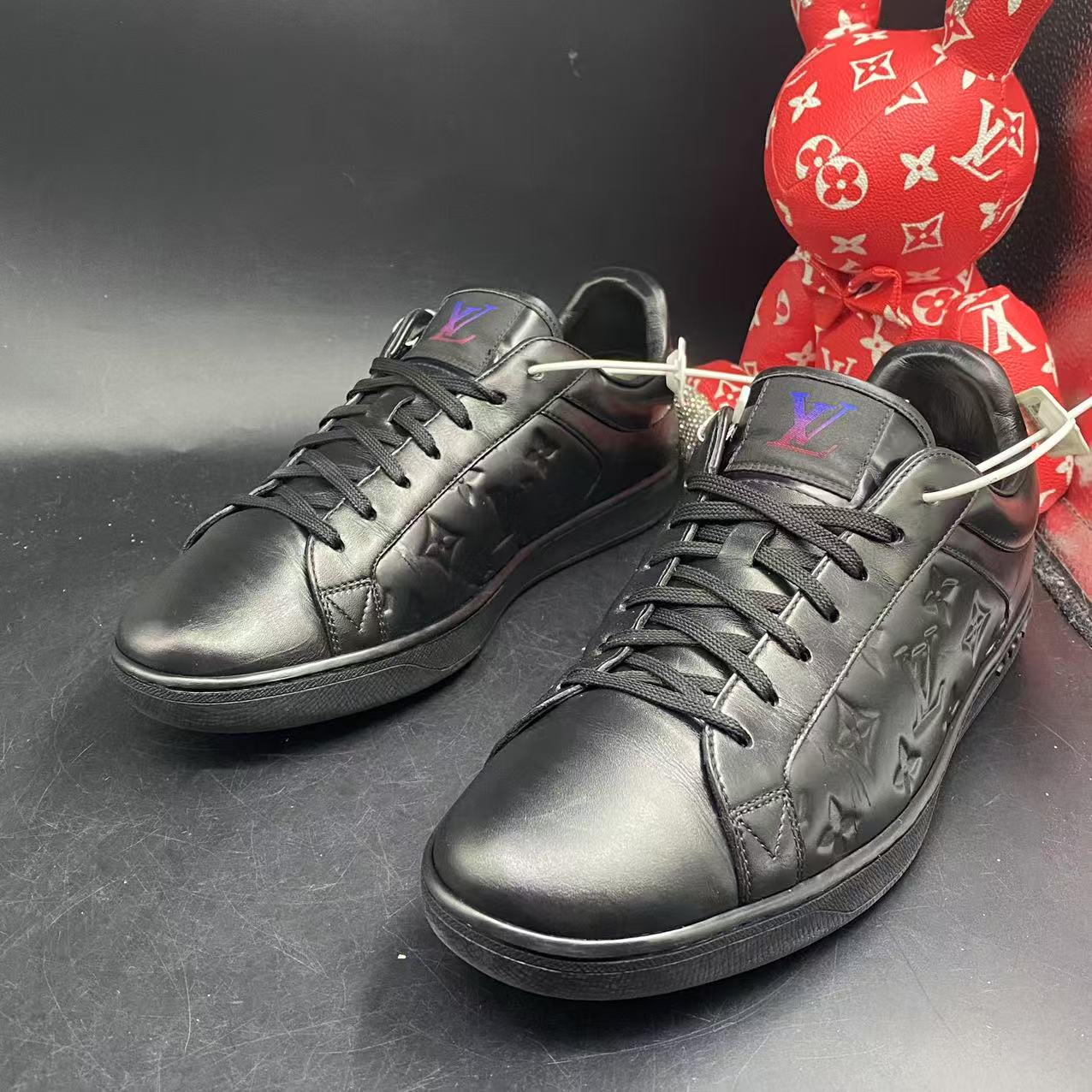 95新 LouisVuitton/路易威登 【聚星优选】黑色浮雕板鞋41码ddm187