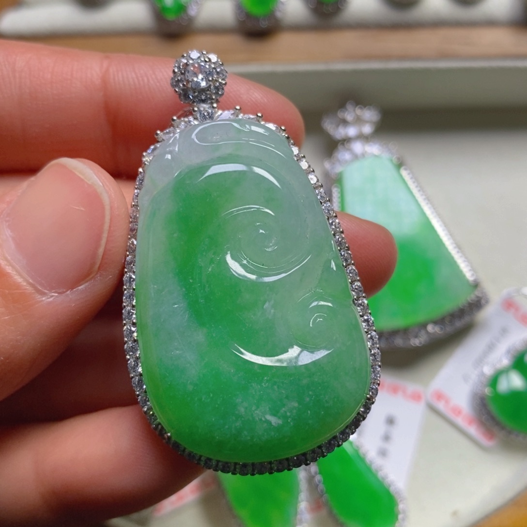 翡翠颈饰银S925镶嵌如意吊坠