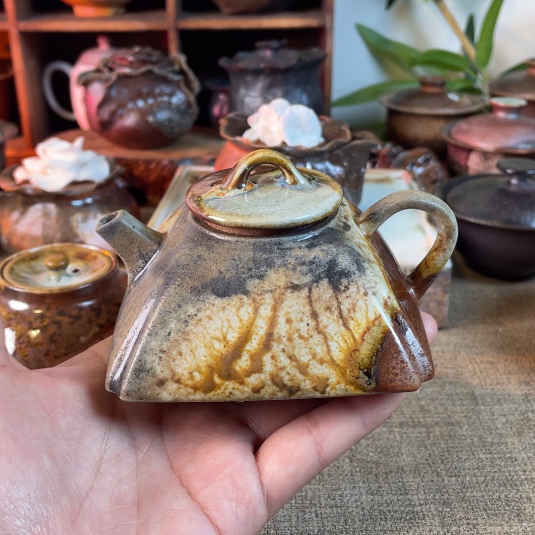 坦克。壶。 柴烧。容量170