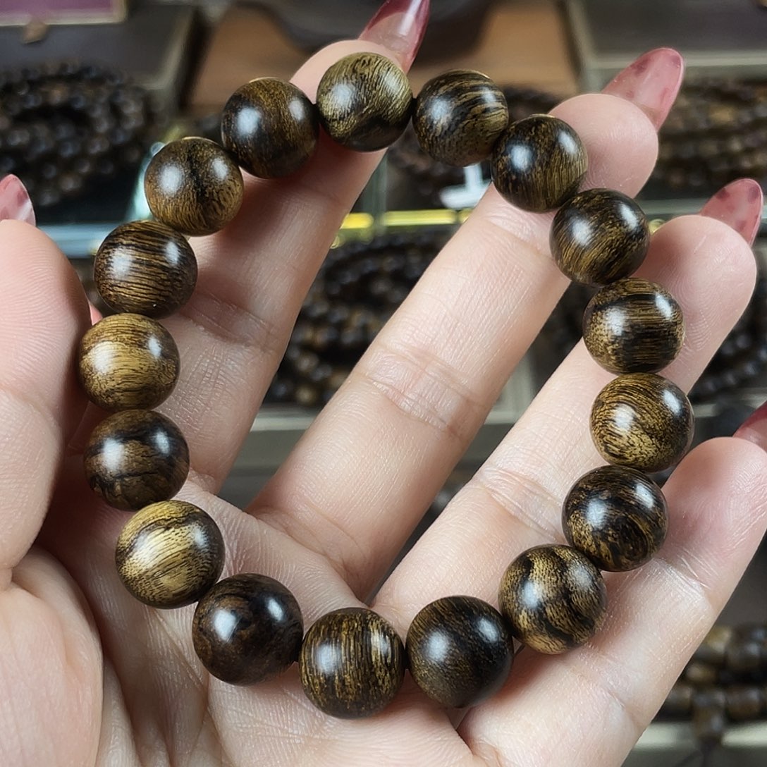 a***o沉香手串越南芽庄老白棋玉化老料瘤疤虎斑1.2