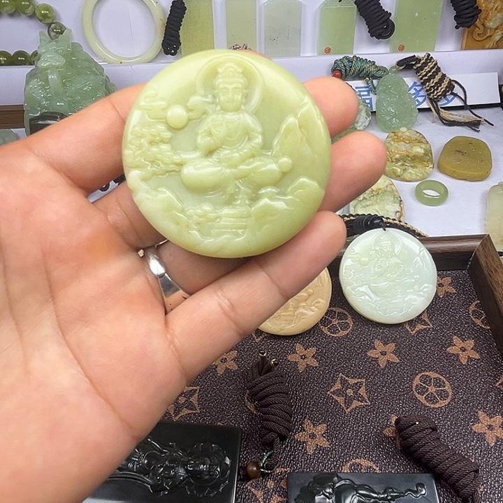 岫玉未镶嵌吊坠(赠链)