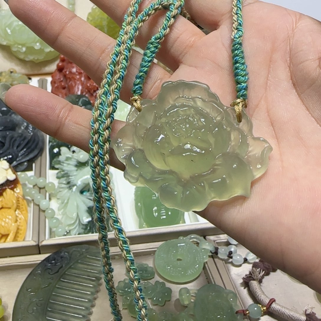 未镶嵌蛇纹石玉吊坠