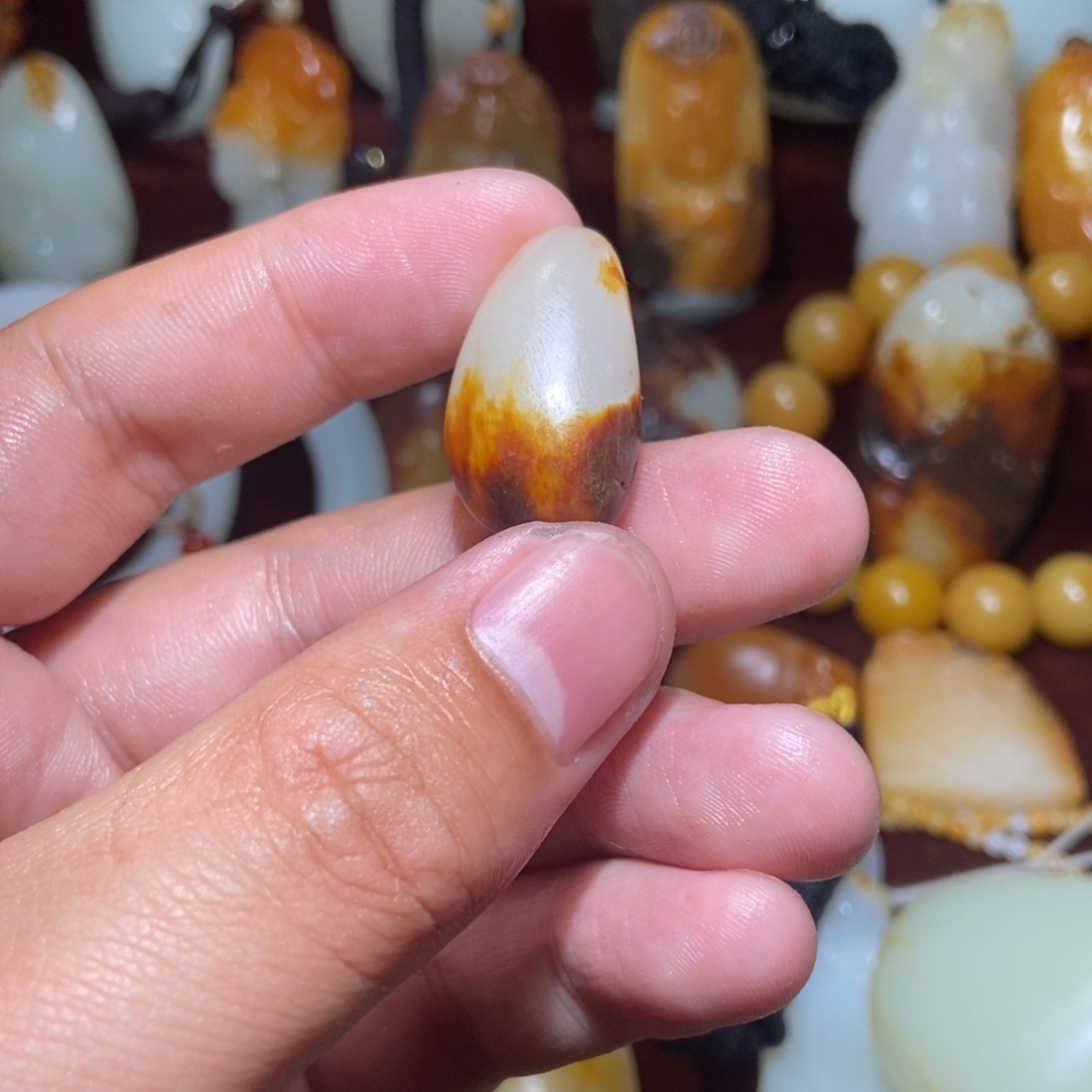 和田玉颈饰未镶嵌赏*人