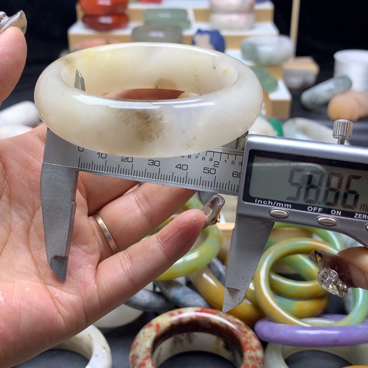 未镶嵌手镯石英质玉11