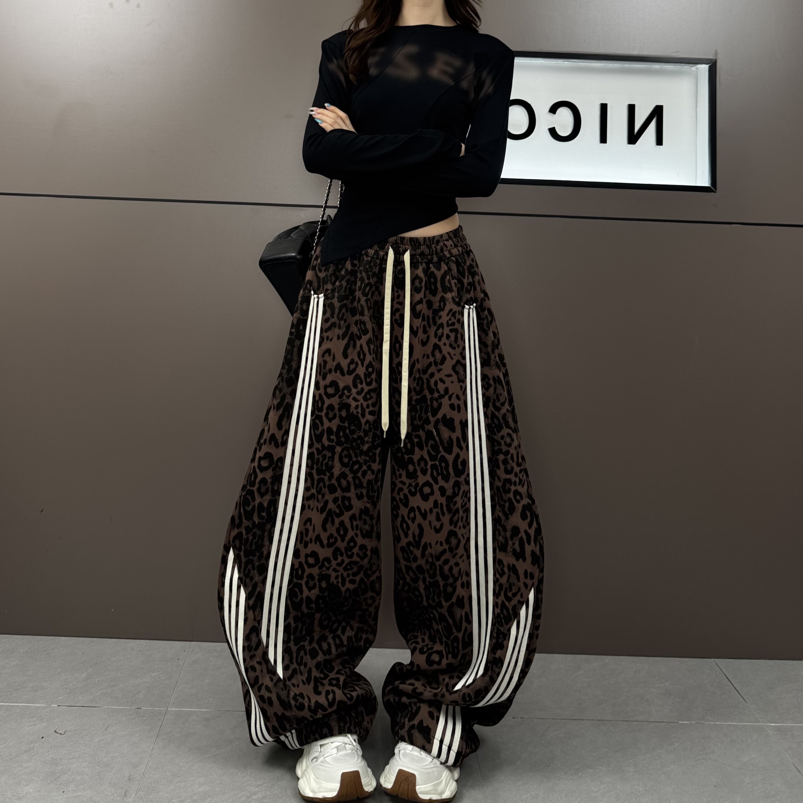 2025年加绒加厚时尚豹纹潮酷拼条设计阔腿弯刀休闲裤