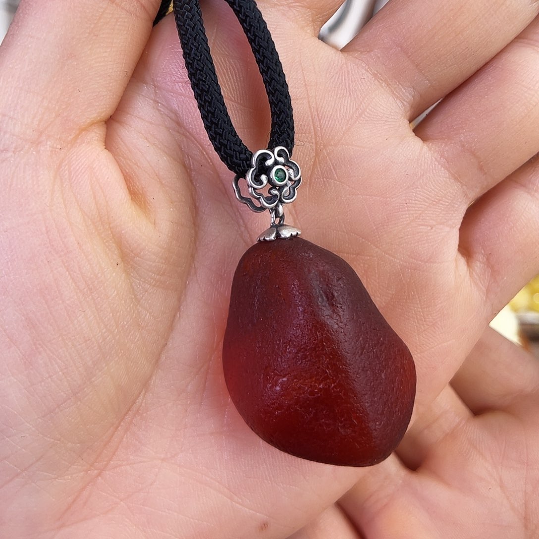 琥珀珠宝奇石未镶嵌。